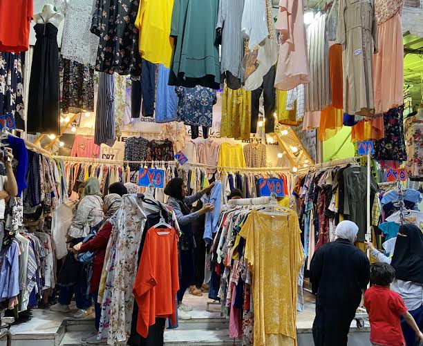 «وكالة البلح»... سوق يبيع الماركات بجنيه!